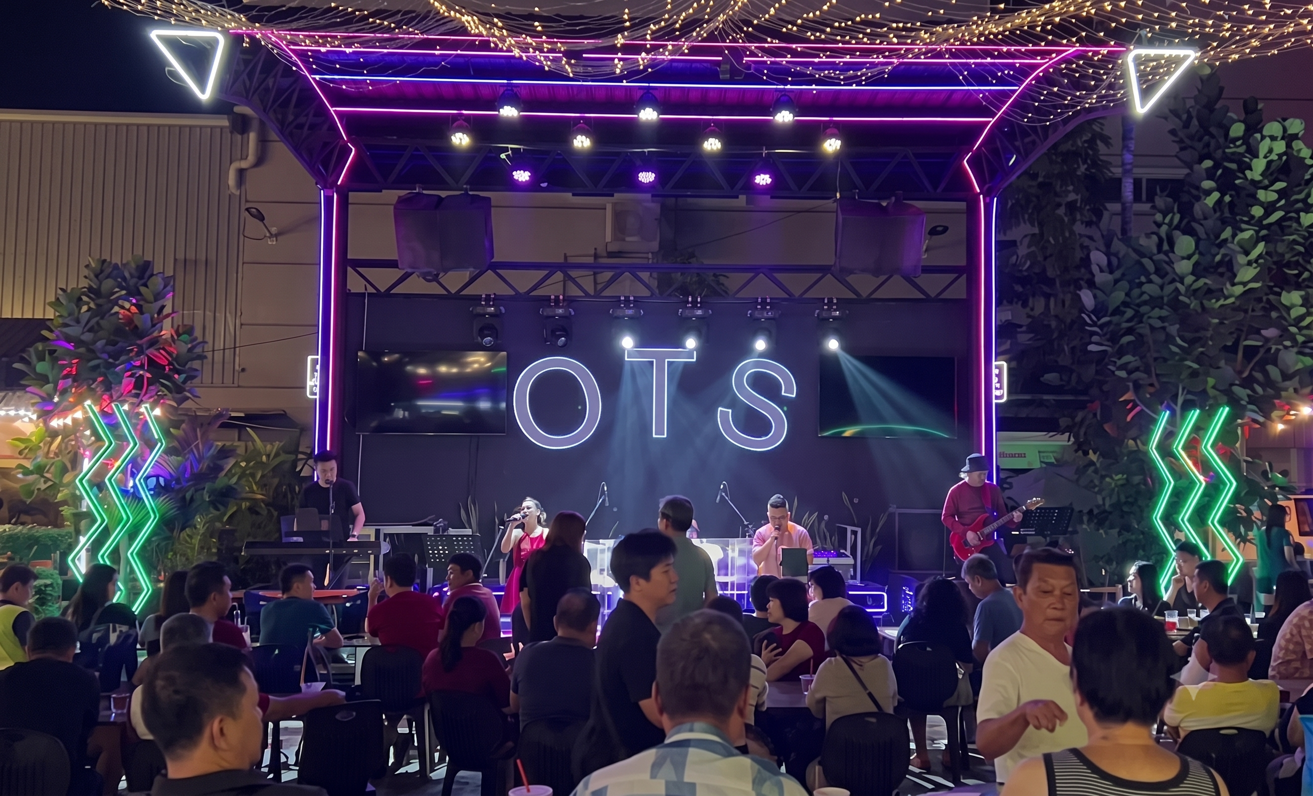 OTS 的开放式舞台和用餐空间